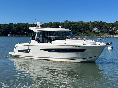 An incomparably bright interior and even greater comfort on board for shared moments of fun and relaxation. . Jeanneau nc 895 for sale